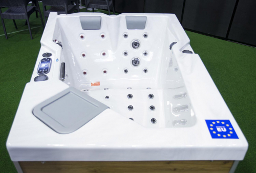 Vířivá vana Amethyst (OKA design), vystavovatel Hanscraft, s. r. o.