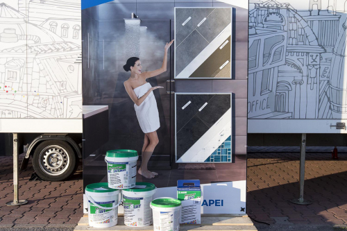 Systém stavební chemie pro instalaci vinylových dílců: Mapei 4 LVT v koupelně, vystavovatel Mapei, spol. s r. o.