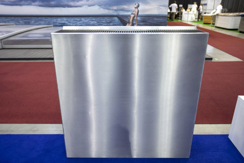 Bazénová stěna s odtokovým žlábkem z jediného kusu nerezového materiálu, vystavovatel Berndorf Bäderbau, s. r. o.