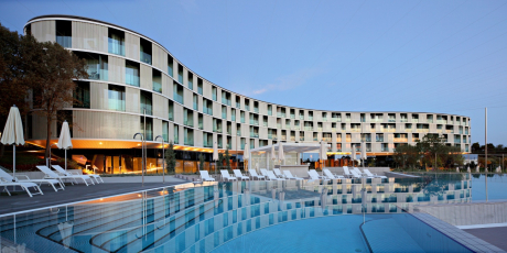 Barva StoColor X-Black na fasádě hotelu Amarin, Rovinj, Chorvatsko