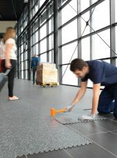 Systém „Plug & play“ dovoluje podlahy Gerflor GTI Max snadno položit bez prachu a lepidla za provozu na jakýkoli tvrdý povrch, velmi snadná a rychlá instalace je až 4krát rychlejši než pokládka keramické dlažby.