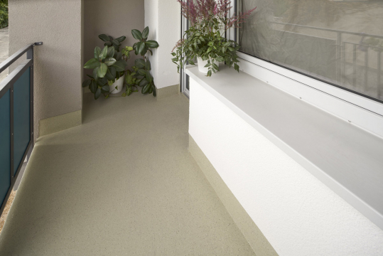 Vzhledem ke své exponované poloze a křehké konstrukci patří balkony k nejcitlivějším částem stavby. StoCretec nabízí elastické povrchy, které chrání balkony před povětrnostními vlivy a tyto trhliny překrývají.