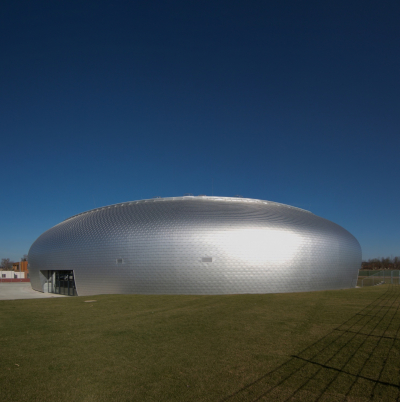 Sportovní hala Dolní Břežany od studia SPORADICAL (Aleš Kubalík, Josef Kocián, Jakub Našinec, Veronika Sávová)