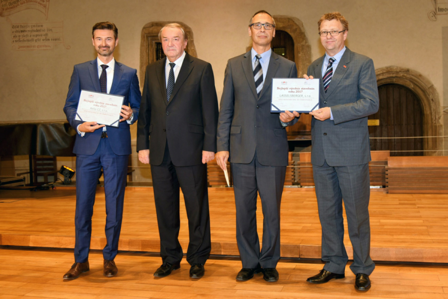 Ceny z rukou Ing. Miloslava Maška, CSc., generálního ředitele Svazu podnikatelů ve stavebnictví v ČR a Ing. Jiřího Koliby, poradce náměstka ministryně průmyslu a obchodu, převzali za firmu Xella CZ, s. r. o., generální ředitel Ing. Peter Markovič a za firmu Lasselsberger, s. r. o., výrobně technický ředitel společnosti, Ing. Václav Růžička a ekonomický ředitel Ing. Vladimír Buzický.