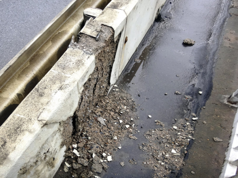 Nevhodně použitý nátěr, který má významný podíl na rozpadu svodidla