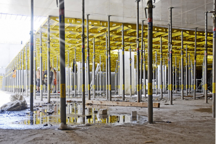 Stropní prvkový systém Dokadek 30 je komplexním bedněním pro vodorovné konstrukce. Jeho jasnou výhodou je, že montáž je možné provádět zdola.