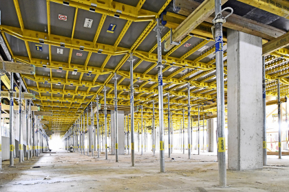 Stropní prvkový systém Dokadek 30 je komplexním bedněním pro vodorovné konstrukce. Jeho jasnou výhodou je, že montáž je možné provádět zdola.