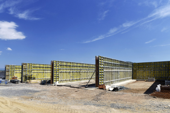 Stěnové rámové bednění Framax Xlife Plus je ideální pro realizace velkých monolitických ploch. Díky své konstrukci a zejména revoluční kónické kotvě zabere obednění jen minimum času.