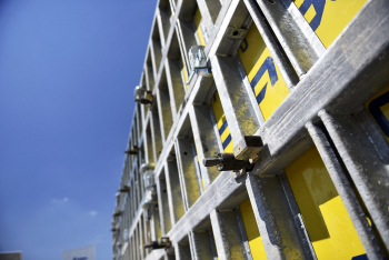 Stěnové rámové bednění Framax Xlife Plus je ideální pro realizace velkých monolitických ploch. Díky své konstrukci a zejména revoluční kónické kotvě zabere obednění jen minimum času.