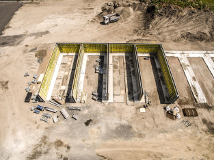 Stěnové rámové bednění Framax Xlife Plus je ideální pro realizace velkých monolitických ploch. Díky své konstrukci a zejména revoluční kónické kotvě zabere obednění jen minimum času.