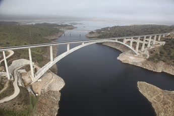 Viadukt přes řeku Almonte, Španělsko