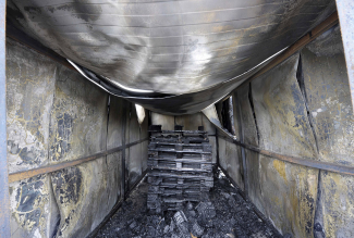 Testovací objekt se sendvičovou konstrukcí po ukončení požárního testu