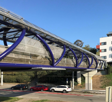 Protidotykové izolační zábrany z kompozitních materiálů na trolejbusové trati