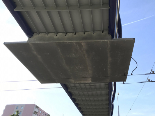 Protidotykové izolační zábrany z kompozitních materiálů na trolejbusové trati