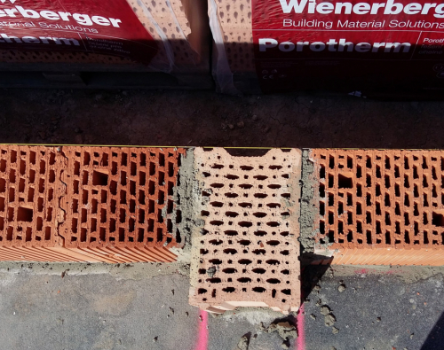 Obr. 1: Vytažení mezibytové akustické stěny z Porotherm 25 AKU SYM na vnější líc obvodové konstrukce z cihel Porotherm 24 opatřené ETICS