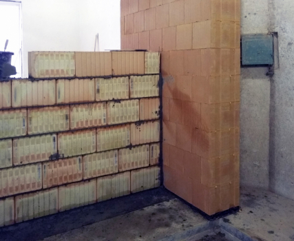 Obr. 4: Zkušební vzorek s průběžnou obvodovou stěnou z cihel Porotherm 38 T Profi Dryfix a na jejím vnitřním líci ukončenou akusticky dělicí stěnou z Porotherm 25 AKU SYM