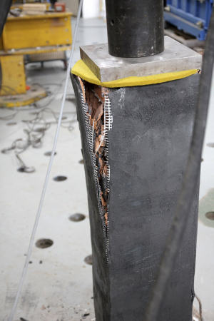 Obr. 6: Porušené pilíře po zatěžovací zkoušce (zesílený pilíř s běžným průřezem, zesílený pilíř s modifikovaným průřezem, referenční pilíř)