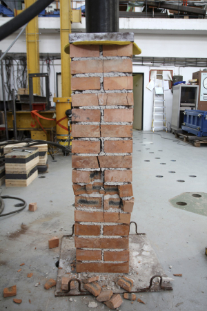 Obr. 6: Porušené pilíře po zatěžovací zkoušce (zesílený pilíř s běžným průřezem, zesílený pilíř s modifikovaným průřezem, referenční pilíř)