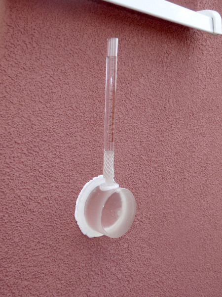 Fixace Karstenovy baňky na finální povrchové úpravě ETICS