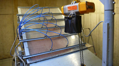 Testování pálených tašek v koncernové laboratoři v belgickém Kortrijku