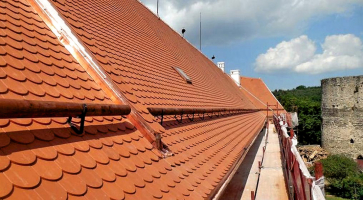 Tradiční režné bobrovky při rekonstrukci střech hradu Bítov