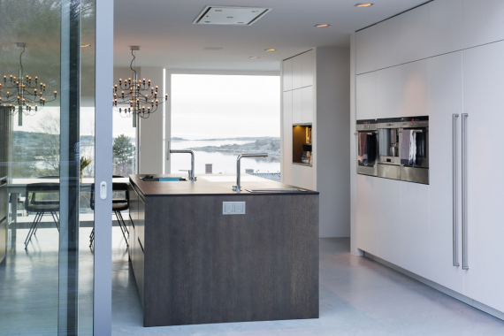 Během letních měsíců zajišťují rozsáhlé posuvné systémy Schüco ASS 50 flexibilní propojení jídelní a kuchyňské zóny s okolím domu