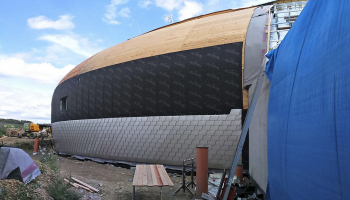 Obr. 13: Instalace vnějšího opláštění – bednění, pojistná hydroizolace a hliníkové šindele