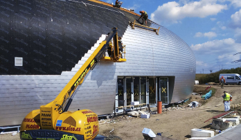 Obr. 14: Instalace vnějšího opláštění – bednění, pojistná hydroizolace a hliníkové šindele