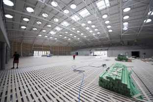 Obr. 16: Instalace odpruženého nosného roštu sportovní podlahy