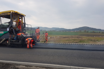 Jihočeská cyklostezka s bezpečným obrubníkovým odvodněním MEA KERB