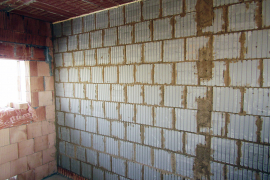 Kombinace příčky z nepálených cihel a stěny z keramických tvarovek