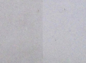 Obr. 2: Srovnávací testy systému Balclean aplikovaného na fasádní barvu; fotokatalyticky ošetřené plochy jsou v pravých částech snímků, stav po 3–4 letech od provedení fotokatalytické povrchové úpravy