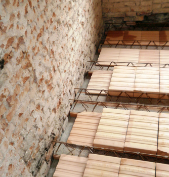 Obr. 3: Výškové vyrovnání ustupujícího zdiva a následné uložení stropu