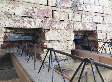 Obr. 7: Uložení trámů do vysekaných kapes