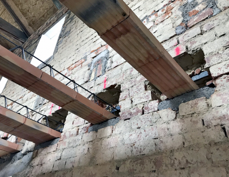 Obr. 7: Uložení trámů do vysekaných kapes