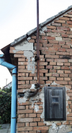 Obr. 13: Svislá trhlina ve štítové stěně