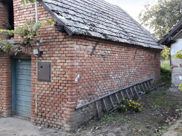 Obr. 14: Při stažení budovy ocelovými táhly zůstává štít neporušený