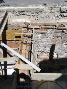 Obr. 17: Ukotvení zdiva do věnce nad příčnou zdí