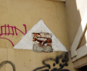 Obr. 18: Závitové tyče v rohu domu protažené do fasády ještě před položením výztuže věnce