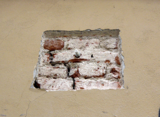 Obr. 18: Závitové tyče v rohu domu protažené do fasády ještě před položením výztuže věnce