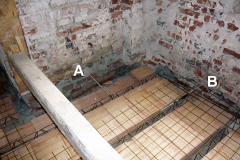 Obr. 18: Závitové tyče v rohu domu protažené do fasády ještě před položením výztuže věnce