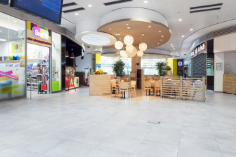 Velkoformátové keramické dlaždice RAKO se vzhledem betonové stěrky v Terminal Shopping Centru v Banské Bystrici