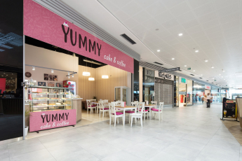 Velkoformátové keramické dlaždice RAKO se vzhledem betonové stěrky v Terminal Shopping Centru v Banské Bystrici