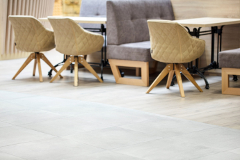 Velkoformátové keramické dlaždice RAKO se vzhledem betonové stěrky v Terminal Shopping Centru v Banské Bystrici