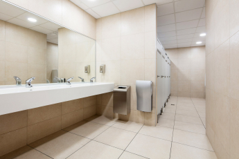 Velkoformátové keramické dlaždice RAKO se vzhledem betonové stěrky v Terminal Shopping Centru v Banské Bystrici