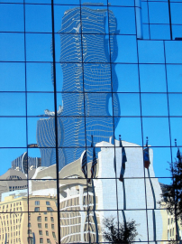 Obr. 1: Skleněná fasáda hotelu Hyatt Regency v čínském městě Sia-men (zdroj http://dallasdailyphoto.blogspot.cz)