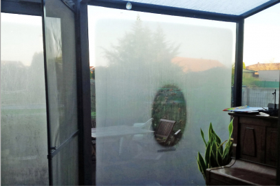 Obr. 2: Rozpínání a smršťování skel způsobené slunečním svitem nebo naopak jeho absencí