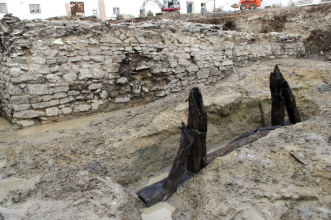 Archeologové odkryli na dvoře Jinonického zámečku vzácnou tvrz ze 14. století