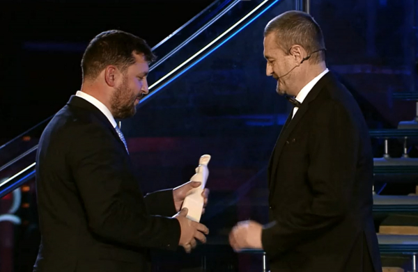 Náměstek ministryně průmyslu a obchodu Marian Piecha předává cenu Industrie Lubomíru Šabatkovi