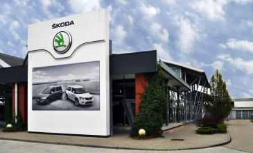 ) Firemní prostory: Showroom Škoda, a. s. – hliníkové a ocelové dveře